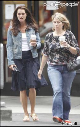 Brooke Shields sur le tournage de  Furry Vengeance  à Boston, prend une pause café
