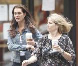 Brooke Shields sur le tournage de  Furry Vengeance  à Boston, prend une pause café