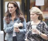 Brooke Shields sur le tournage de  Furry Vengeance  à Boston, prend une pause café