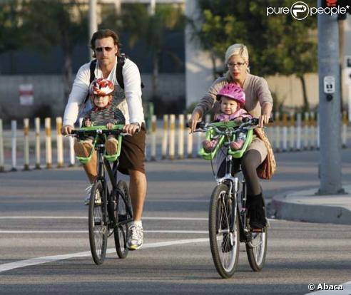 Tori Spelling et son mari Dean McDermott sortent en vélo avec leur deux enfants Stella, 1 an, et de Liam 2 ans