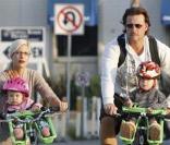 Tori Spelling et son mari Dean McDermott sortent en vélo avec leur deux enfants Stella, 1 an, et de Liam 2 ans