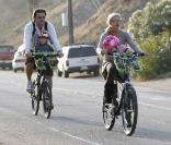 Tori Spelling et son mari Dean McDermott sortent en vélo avec leur deux enfants Stella, 1 an, et de Liam 2 ans