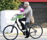 Tori Spelling et son mari Dean McDermott sortent en vélo avec leur deux enfants Stella, 1 an, et de Liam 2 ans