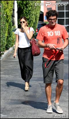 Eva Mendes et son boyfriend George dans les rues de L.A le 16/08/09.. De l'eau dans le gaz ?