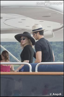 Madonna se la coule douce avec son Jesus en Italie... 