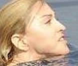 Madonna se met à l'eau mais sans maillot de bain 