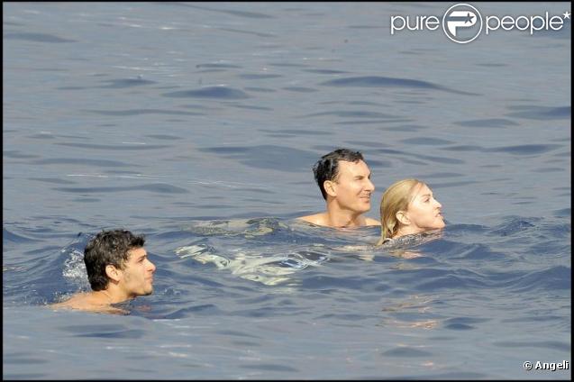 Madonna se met à l'eau mais sans maillot de bain 