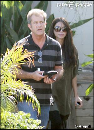 Mel Gibson et sa compagne Oksana Grigorieva à Los Angeles après avoir dîné au restaurant le 24 août 2009