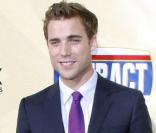 Dustin Milligan, lors de l'avant-première d' Extract , de Mike Judge, à l'ArcLight Theatre d'Hollywood, à Los Angeles, le 24 août 2009 !