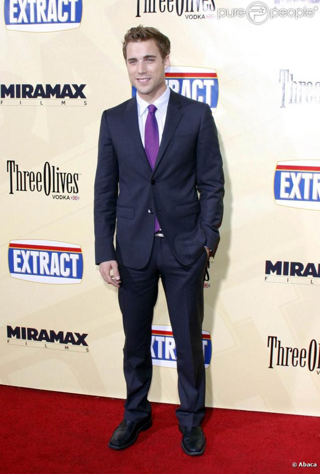 Dustin Milligan, lors de l'avant-première d' Extract , de Mike Judge, à l'ArcLight Theatre d'Hollywood, à Los Angeles, le 24 août 2009 !