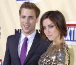 Dustin Milligan et Jessica Stroup, lors de l'avant-première d' Extract , de Mike Judge, à l'ArcLight Theatre d'Hollywood, à Los Angeles, le 24 août 2009 !