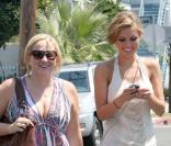 Audrina Patridge avec une amie dans Beverly Hills à Los Angeles le 27 août 2009