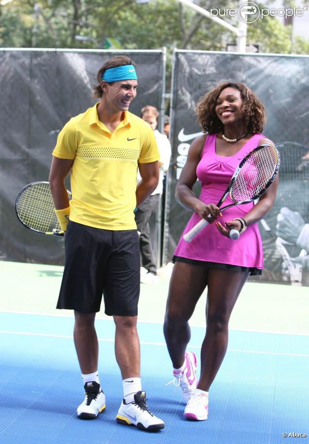Roger Federer, Rafael Nadal, Serena Williams et John McEnroe ont passé de bons moments, le 26 août 2009, avec les jeunes New-Yorkais
