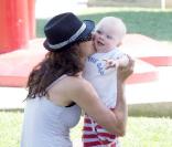 Minnie Driver avec son fils Henry dans un parc à Malibu, le 29/08/09