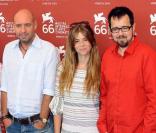 Les réalisateurs Jaume Balaguero et Paco Plaza entourant Manuela Velasco lors du photocall de [Rec] 2 lors de la Mostra de Venise le 2 septembre 2009 