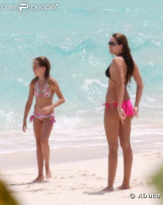 L'adorable Miley Cyrus face aux eaux turquoises des Bahamas, savoure le spectacle tout en protégeant ses arrières.