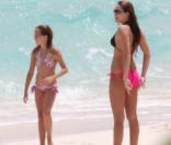 L'adorable Miley Cyrus face aux eaux turquoises des Bahamas, savoure le spectacle tout en protégeant ses arrières. 