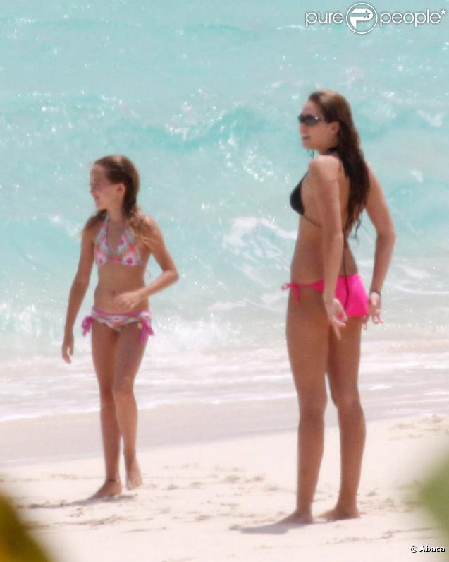 L'adorable Miley Cyrus face aux eaux turquoises des Bahamas, savoure le spectacle tout en protégeant ses arrières. 