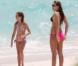 L'adorable Miley Cyrus face aux eaux turquoises des Bahamas, savoure le spectacle tout en protégeant ses arrières. 