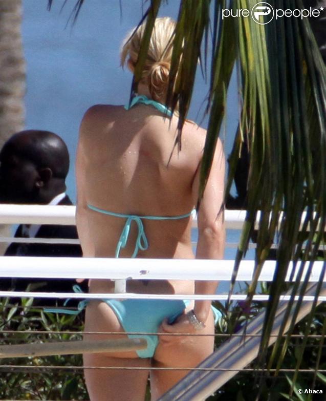 Britney Spears profite d'un moment de calme pour vérifier si tout est en place !  
