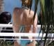 Britney Spears profite d'un moment de calme pour vérifier si tout est en place !  