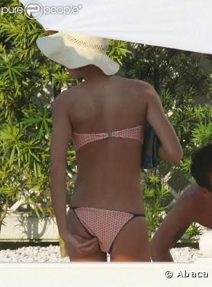 Gisele Bündchen, une future maman aux courbes ravageuses qui n'échappe pas au bikini effet string...
