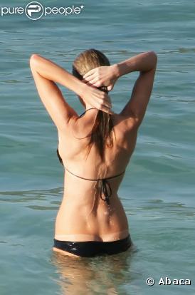L'ange de Victoria's Secret, Marisa Miller, n'a que faire de son maillot qui prend la fuite ! Avec un corps comme le sien on comprend pourquoi...