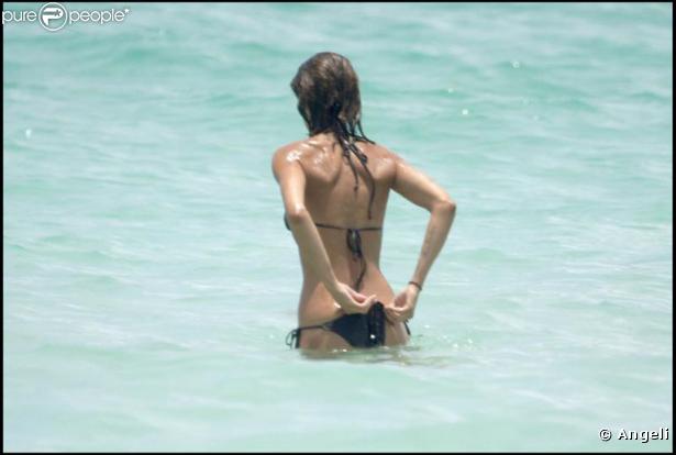 Elisabetta Canalis, la nouvelle petite amie de Georges Clooney, à quelques problèmes de ficelles... Un petit noeud et c'est reparti pour 10 minutes de tranquillité !