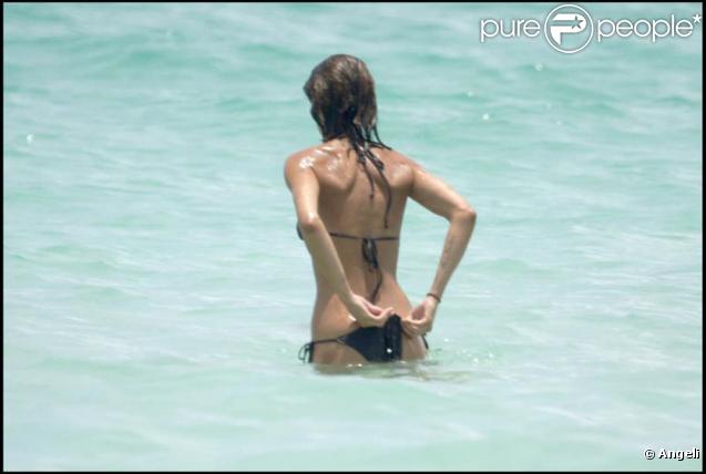 Elisabetta Canalis, la nouvelle petite amie de Georges Clooney, à quelques problèmes de ficelles... Un petit noeud et c'est reparti pour 10 minutes de tranquillité ! 