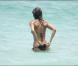 Elisabetta Canalis, la nouvelle petite amie de Georges Clooney, à quelques problèmes de ficelles... Un petit noeud et c'est reparti pour 10 minutes de tranquillité ! 
