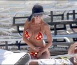 Tu vois Shauna, ce n'est pas si compliqué de changer de bikini devant tout le monde ! Quoique, il y a encore quelques fils qui dépassent ça et là...