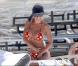 Tu vois Shauna, ce n'est pas si compliqué de changer de bikini devant tout le monde ! Quoique, il y a encore quelques fils qui dépassent ça et là...