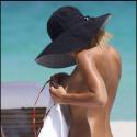 Découvrez vos stars préférées à la plage... et leurs petits problèmes de bikini !