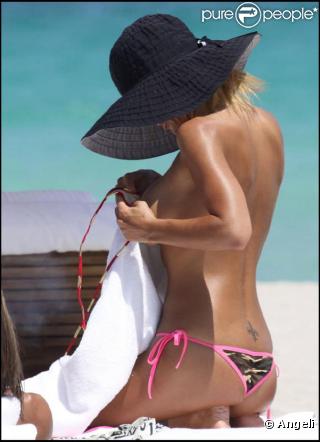 Shauna Sand est quelque peu en difficulté avec son maillot de bain... Peut-être est-il trop petit ??! 