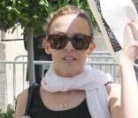 Kylie Minogue adore son nouveau sac, un Saint Laurent, le Roady 