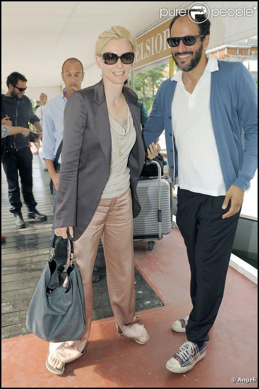 Tilda Swinton a choisi un joli gris pour son nouveau sac chouchou, le Roady d'Yves Saint Laurent 
