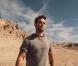 Robbie Williams dans le clip de  Bodies , tourné dans le désert des Mojaves