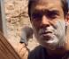 Robbie Williams dans le clip de  Bodies , tourné dans le désert des Mojaves