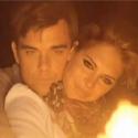 Robbie Williams a rencontré une séduisante amie en plein désert... Regardez le clip de "Bodies" !