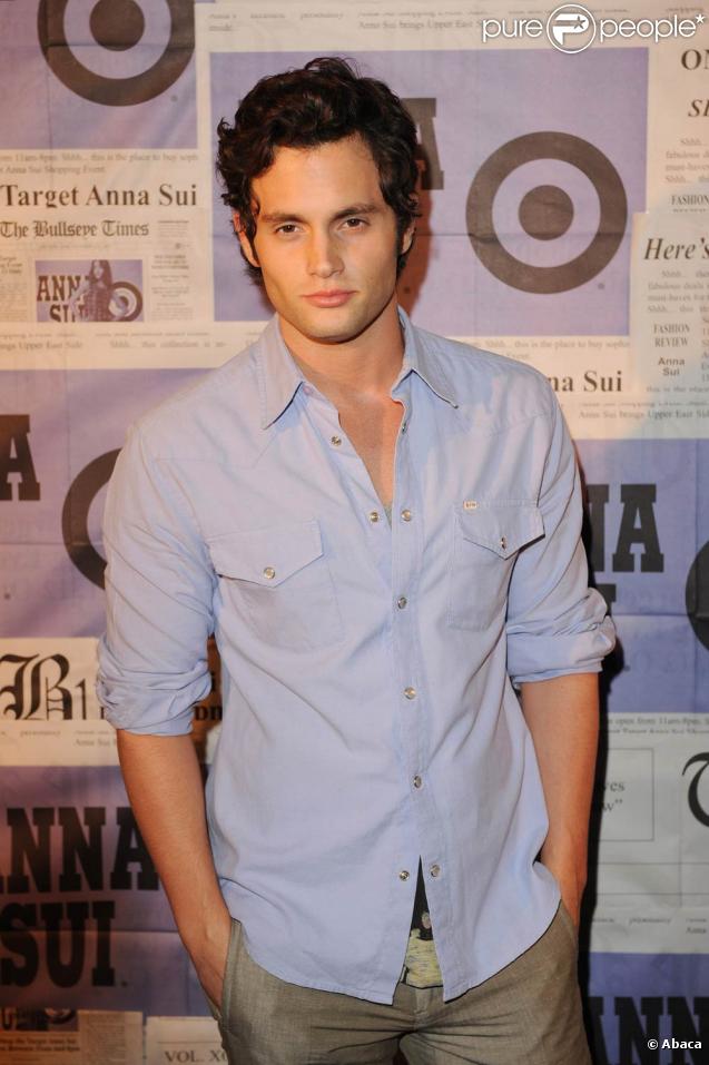 Penn Badgley à la soirée de lancement de la collection  Gossip Girl  créée par Anna Sui pour la boutique Target.