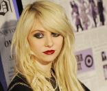 Taylor momsen à la soirée de lancement de la collection  Gossip Girl  créée par Anna Sui pour la boutique Target.
