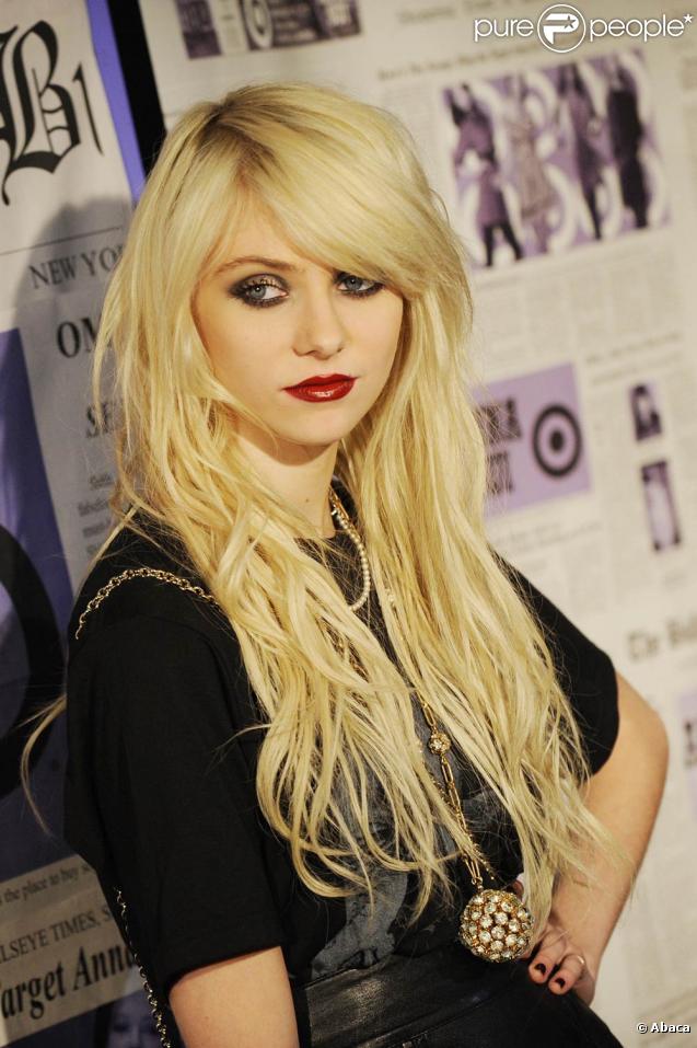 Taylor momsen à la soirée de lancement de la collection  Gossip Girl  créée par Anna Sui pour la boutique Target.
