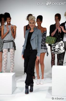 Gwen Stefani a présenté sa collection printemps-été 2010 à New York le 10/10/10 dans le cadre de la Fashion Week.