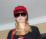 Paris Hilton tente de sortir discrètement d'une clinique dermatologique à West Hollywood le 9 septembre 2009