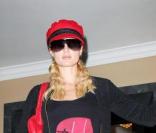 Paris Hilton tente de sortir discrètement d'une clinique dermatologique à West Hollywood le 9 septembre 2009