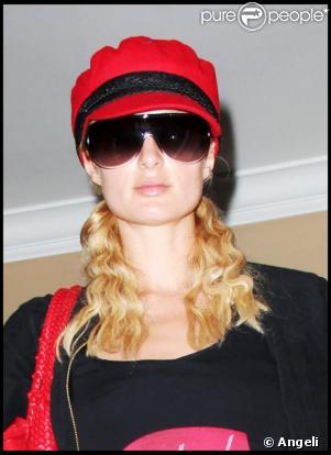 Paris Hilton tente de sortir discrètement d'une clinique dermatologique à West Hollywood le 9 septembre 2009