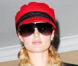Paris Hilton tente de sortir discrètement d'une clinique dermatologique à West Hollywood le 9 septembre 2009