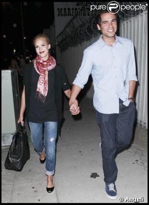 Jessica Alba et Cash Warren reviennent d'un concert main dans la main le 12 septembre 2009 à Los Angeles