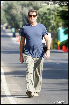 Pïerce Brosnan rejoint sa voiture à Malibu le 3 septembre 2009