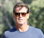 Pïerce Brosnan rejoint sa voiture à Malibu le 3 septembre 2009